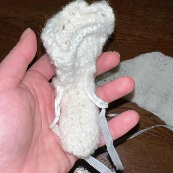 Vintage White Crochet Knit Baby Bonnet and Booties Set - Picture 6 of 9